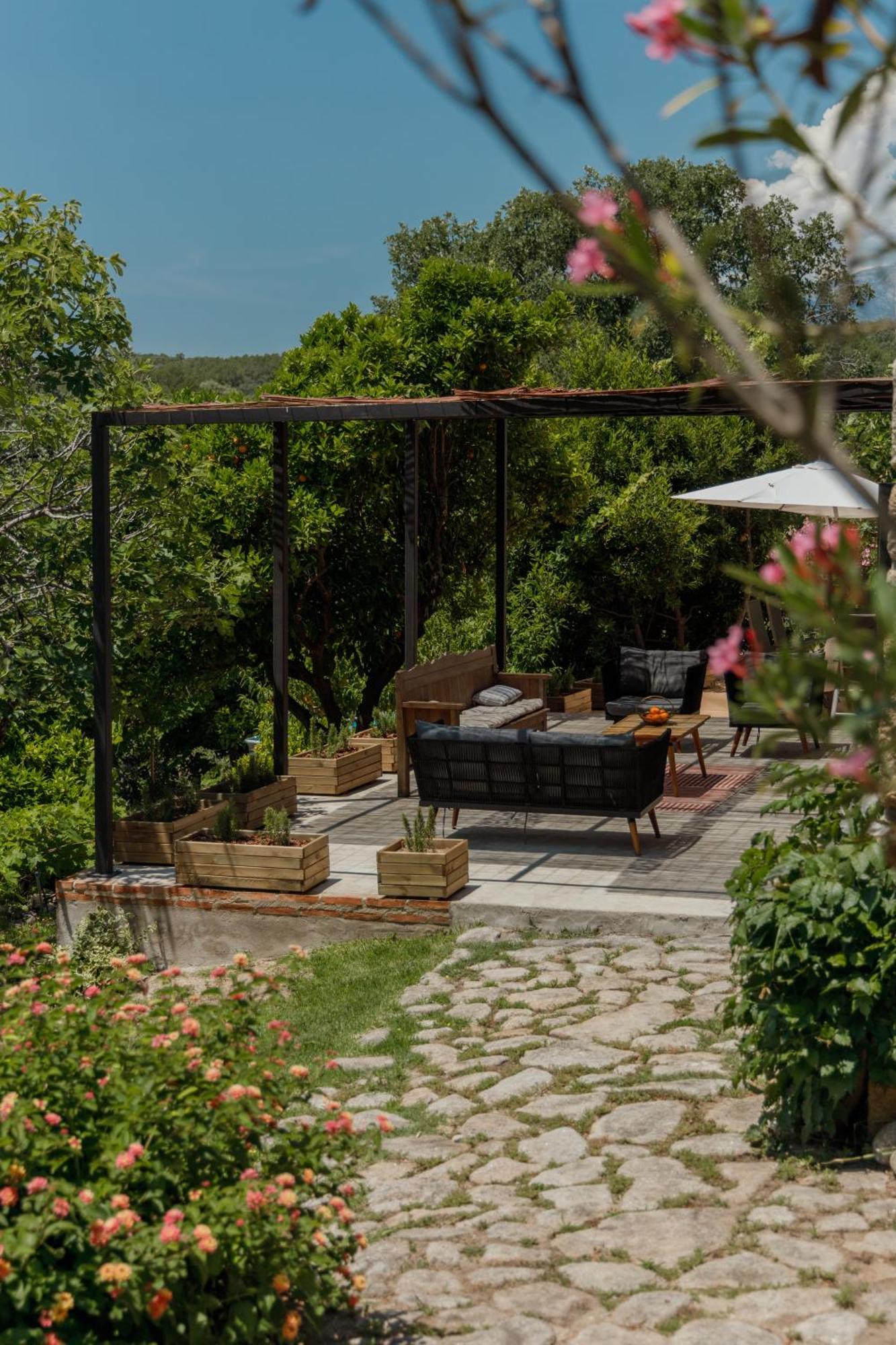 Casa Rural en Candeleda con piscina y un maravilloso jardín Exterior foto